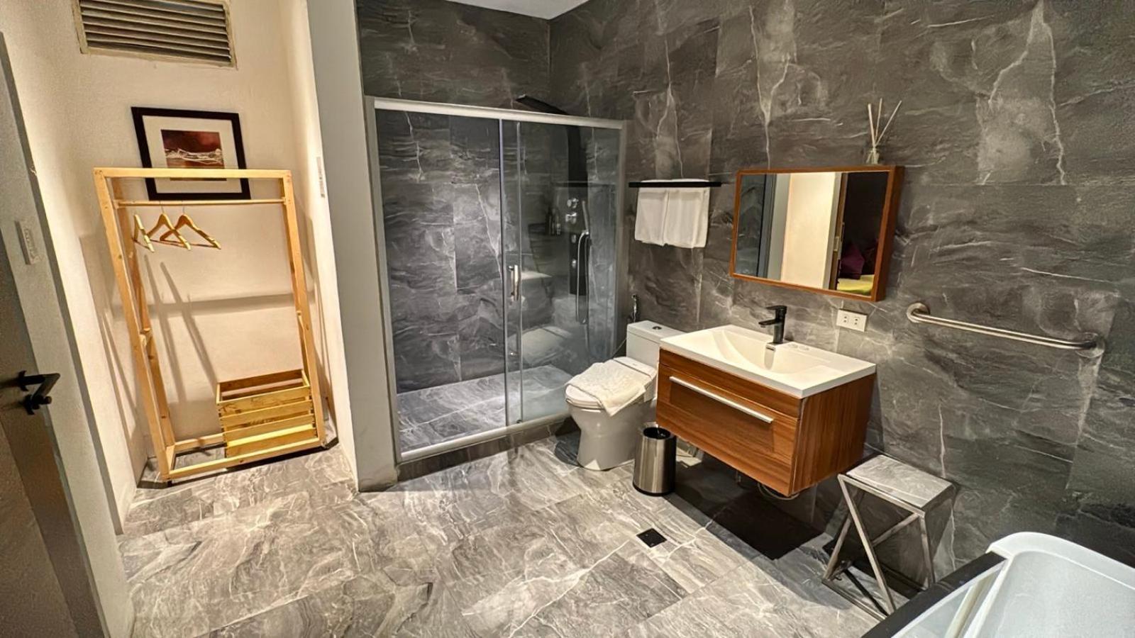 City Park Hotel Residences Taguig Esterno foto