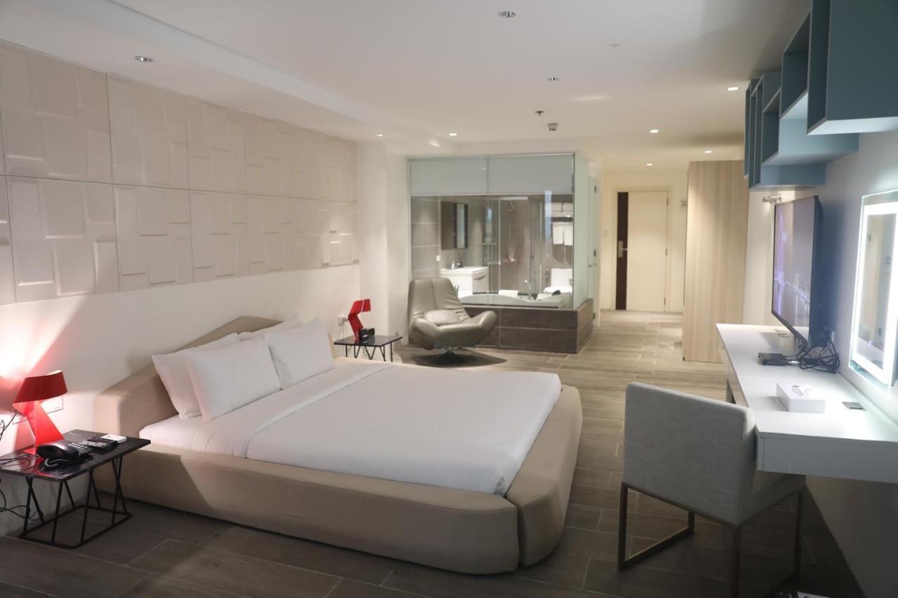 City Park Hotel Residences Taguig Esterno foto