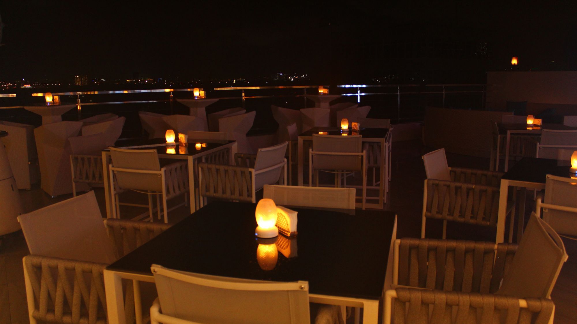 City Park Hotel Residences Taguig Esterno foto